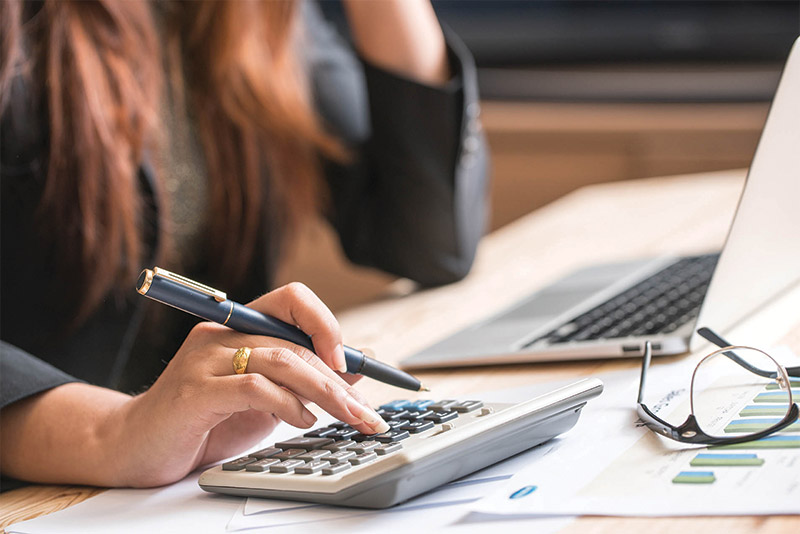 woman calculates credit union dividends