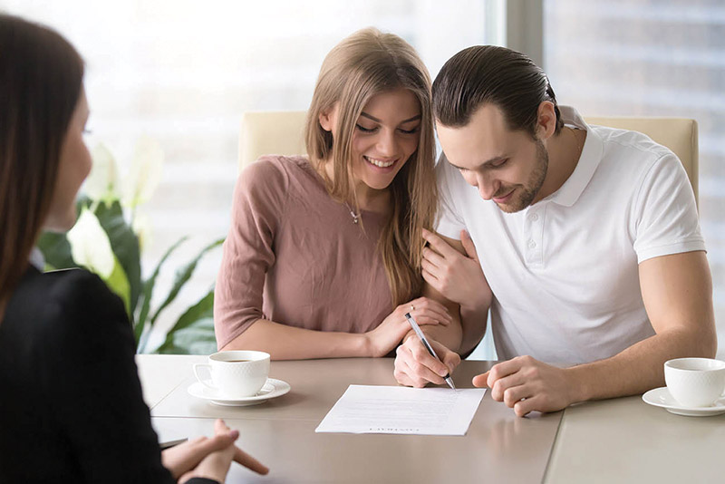 couple signing a home equity loan