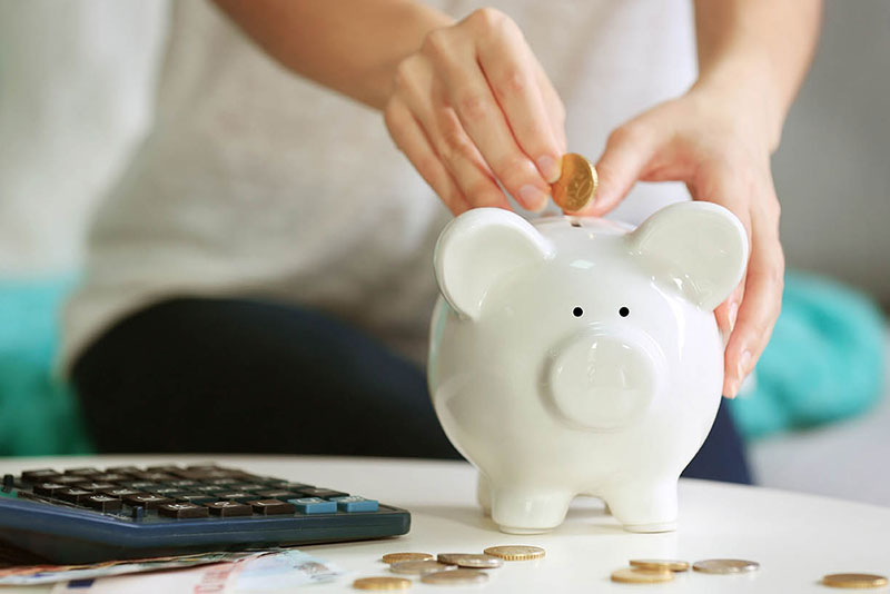 Saving goals with piggy bank