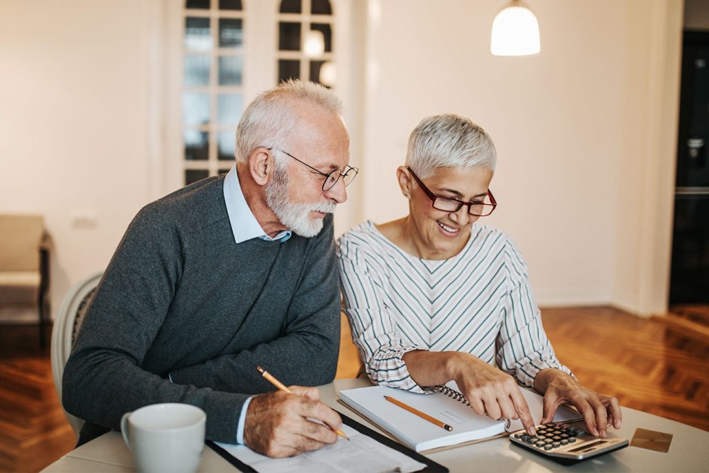 couple choosing credit unions in delaware