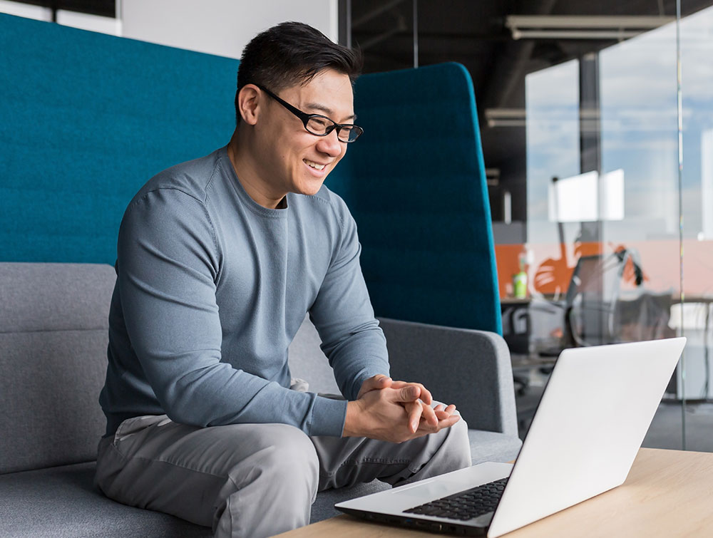 man at computer for banzai savings